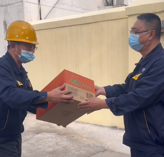 为驻厂职工奉上物资及分发饭菜 (3).png