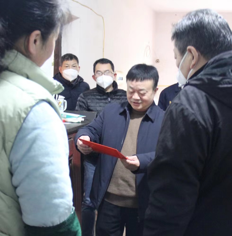 朱生平慰问HB火博股份难题党员 (1).jpg