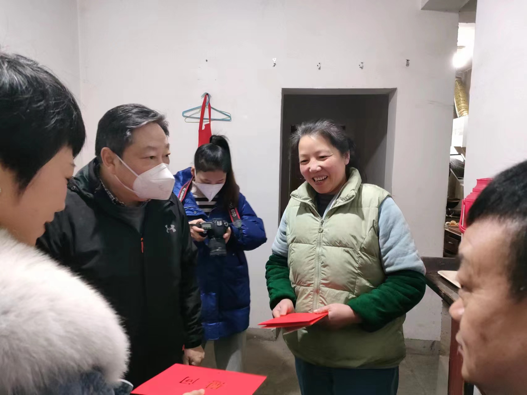 慰问HB火博股份难题党员  (3).jpg