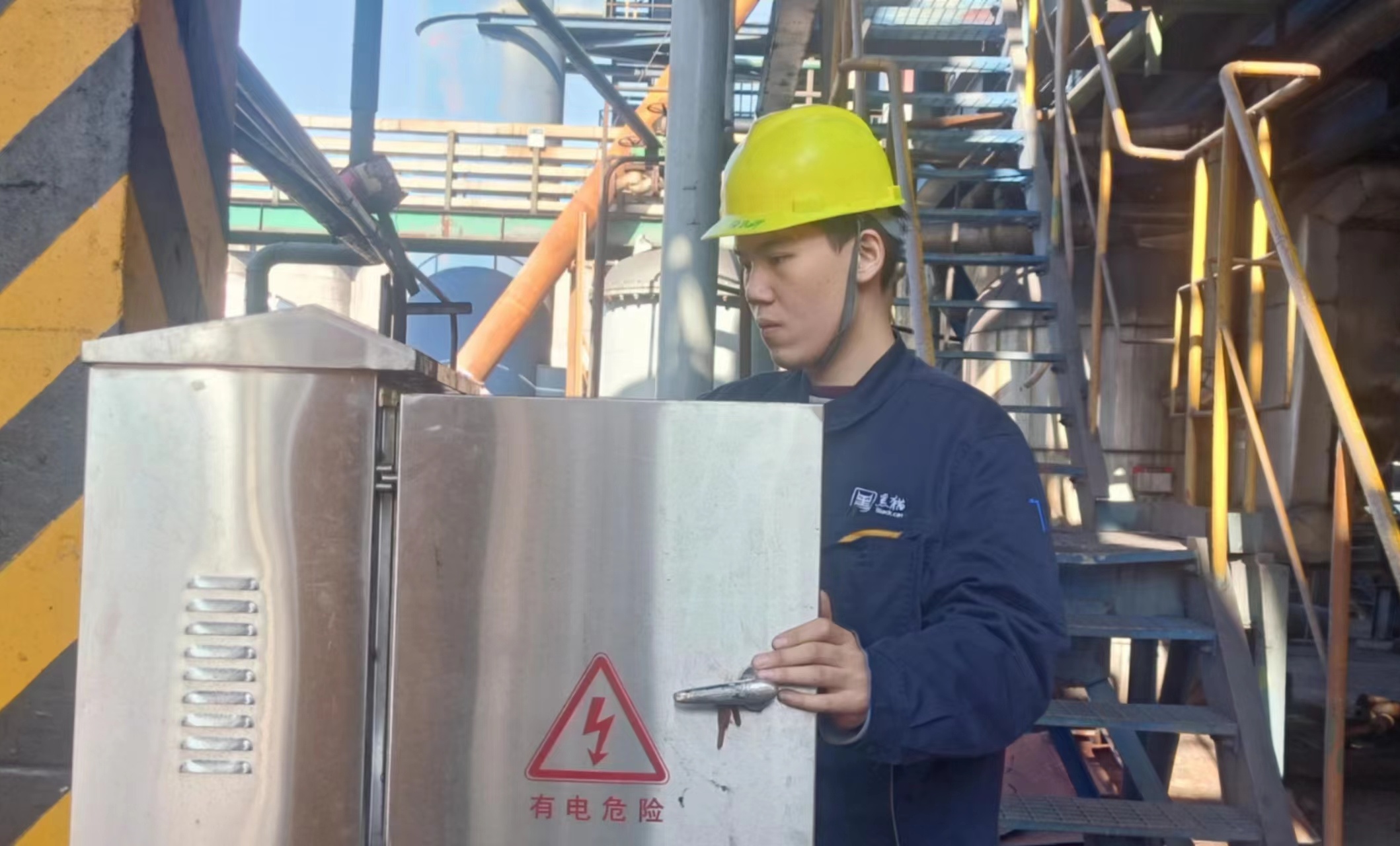 杨昆烨：设备“幕后”守护者 (2).jpg