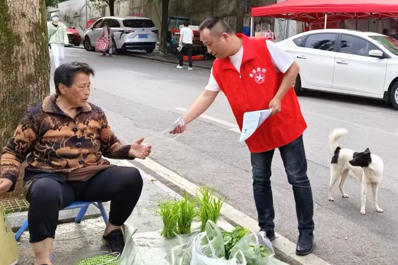 图2 向居民发放宣传单页.jpg