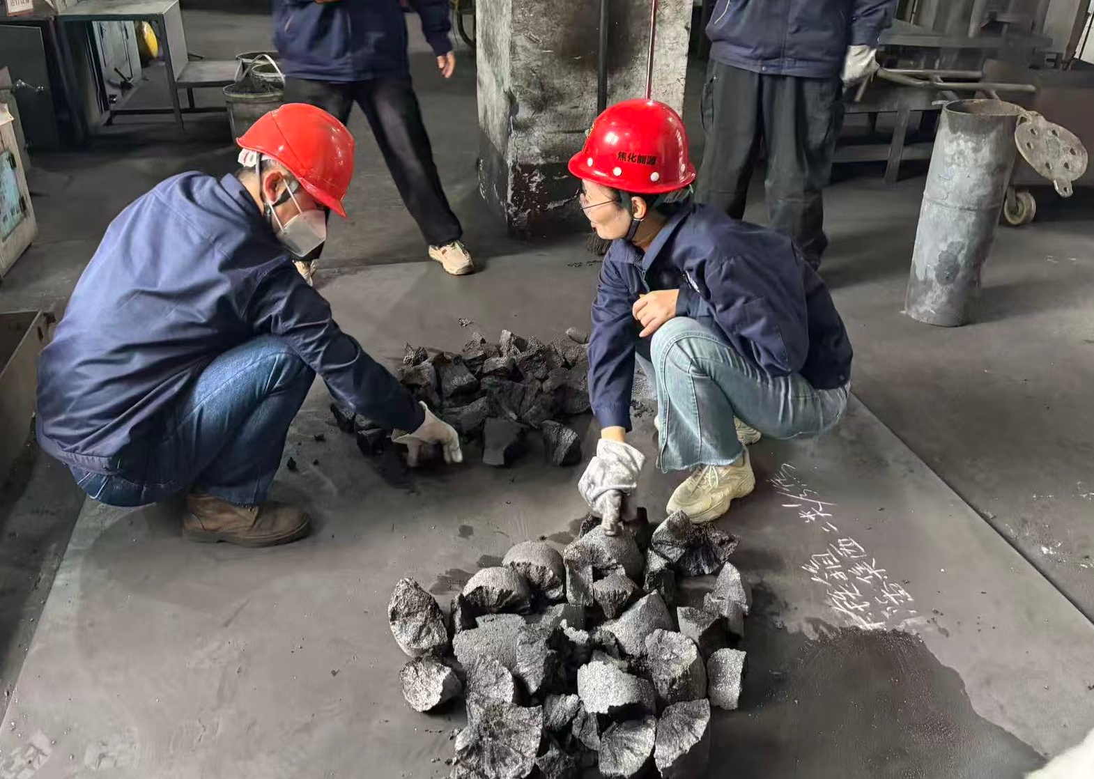 对焦炭制品进行分析 景焦能源公司莫韵摄.jpg